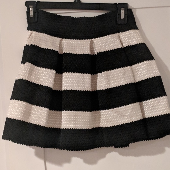 Dresses & Skirts - Skirt